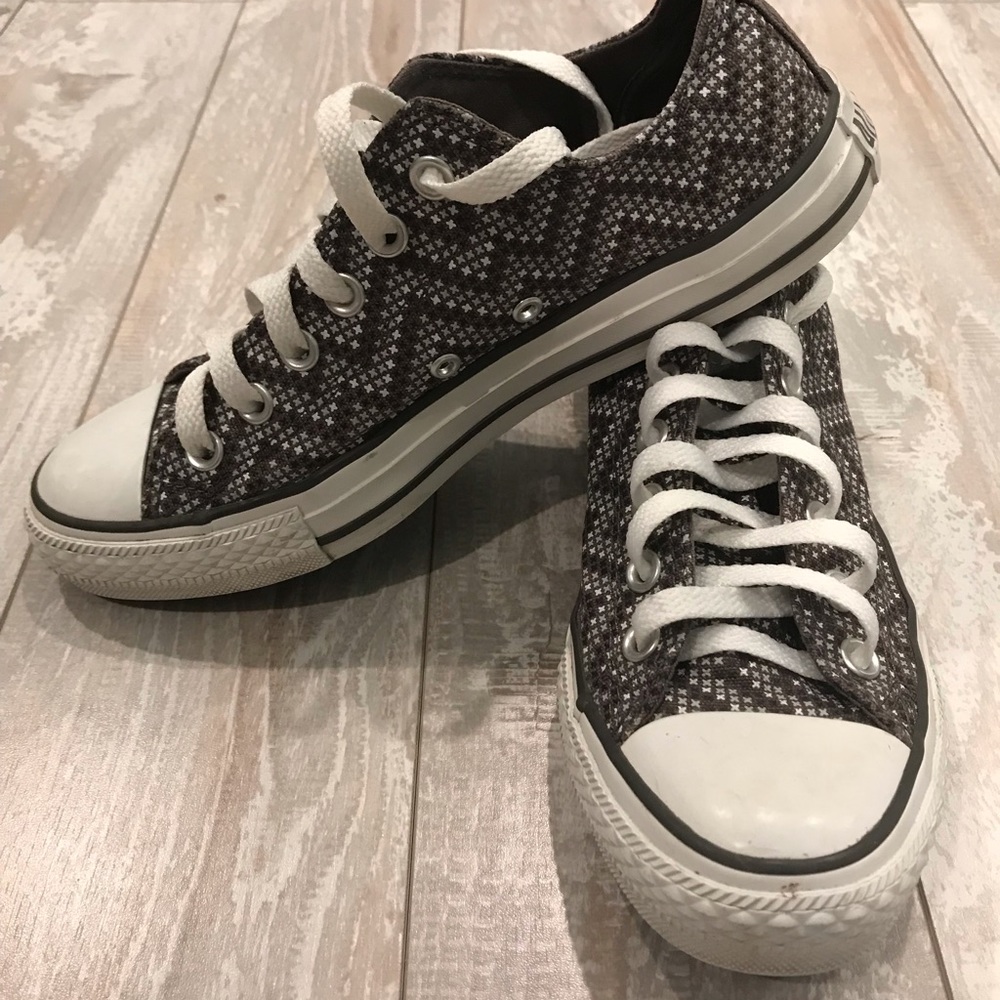 Converse gray patterned sneakers